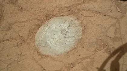 Roverul Curiosity s-a apucat de curăţat pietrele marţiene FOTO