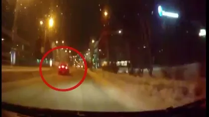 La un pas de accident: A tras cu artificii din maşină, în plin trafic VIDEO
