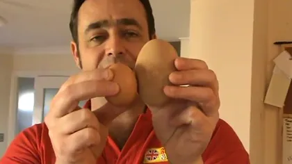 Truc sau miracol? Ce a descoperit un bărbat într-un ou imens VIDEO
