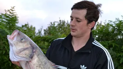 A câştigat un concurs de pescuit după ce a folosit un PEŞTE FURAT dintr-un acvariu