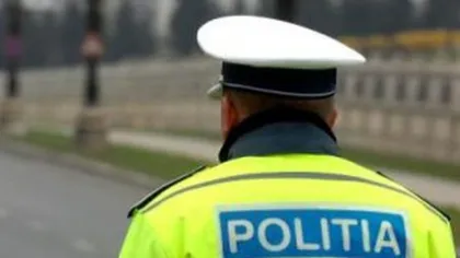 Un şofer a avariat o maşină de Poliţie şi a rupt hainele a doi poliţişti