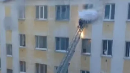 Un pompier din Rusia a fost doborât de un munte de zăpadă în timpul unei intervenţii VIDEO