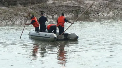 Doi bărbaţi au fost înghiţiţi de ape, după ce unul a căzut în apă, iar celălalt a sărit să-l salveze
