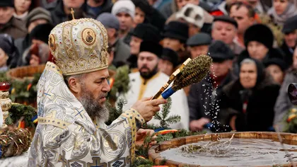 Tradiţii şi credinţe populare de Bobotează: Preoţii sfinţesc apele, fetele îşi visează alesul