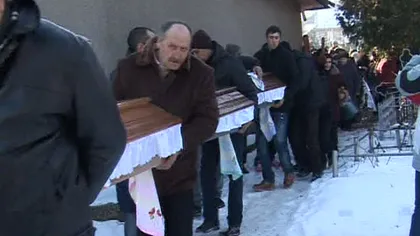 DOLIU la Bacău. Cei patru copii care au ars de vii au fost înmormântaţi VIDEO