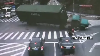 Un scuterist a scăpat ca prin minune după ce un camion s-a răsturnat lângă el VIDEO
