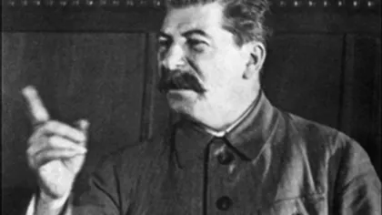 INEDIT: Stalin se maimuţăreşte ca un copil în faţa aparatului de fotografiat