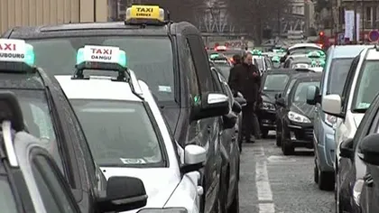 Şoferii de taxi francezi protestează în masă, perturbând activitatea marilor oraşe