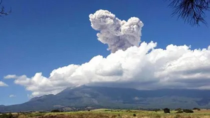 Vulcanul Colima din Mexic a erupt, proiectând cenuşă până la 3.000 de metri în aer VIDEO