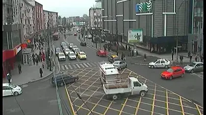 Ambulanţă, lovită de o camionetă care nu i-a acordat prioritate, în Râmnicu Vâlcea VIDEO