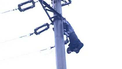 Un bărbat din Constanţa a rămas atârnat de un stâlp, după ce vrut să fure cablurile electrice VIDEO