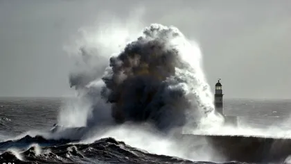 Un val gigantic a înghiţit un far din Marea Britanie FOTO