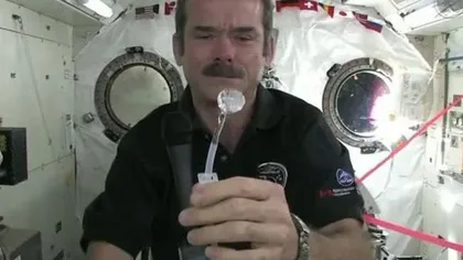 Spălatul pe mâni în spaţiu, o adevărată CASCADORIE! Demonstraţia incredibilă făcută de un astronaut