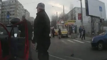 ŞICANĂ în trafic, rezolvată cu ranga: Doi şoferi s-au luat la bătaie în Bucureşti VIDEO