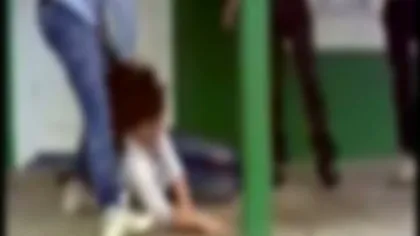Adolescentă, bătută cu cruzime de alte două fete până a rămas inconştientă VIDEO