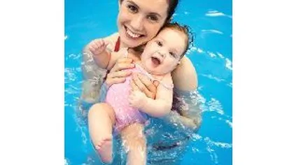 Beneficiile înotului pentru bebeluşul tău