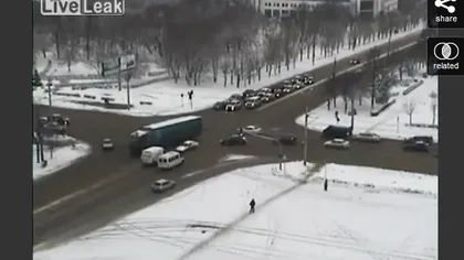 Incident incredibil în Rusia: Un camion a luat-o singur la vale VIDEO