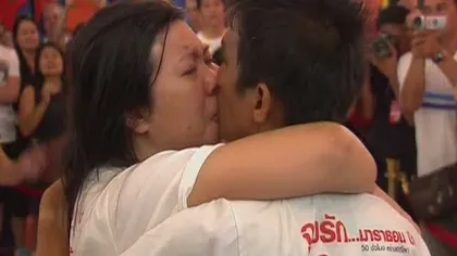 Un cuplu din Thailanda a stabilit recordul mondial la cel mai lung sărut din lume VIDEO