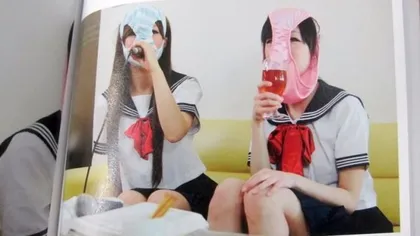 Un nou fetiş japonez? Femeile care poartă chiloţii pe cap GALERIE FOTO