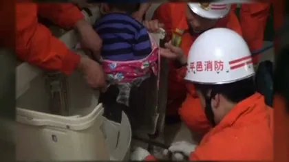 O fetiţă de trei ani din China a rămas blocată într-o maşină de spălat VIDEO