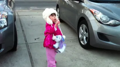 O fetiţă adorabilă, care încearcă să prindă Luna, a devenit vedetă pe YouTube VIDEO