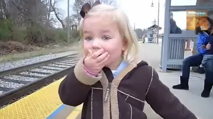 Cum reacţionează o fetiţă de trei ani când vede un tren pentru prima oară VIDEO