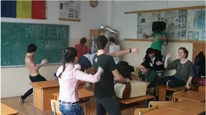 Isteria Harlem Shake, în licee. Elevii danseză lasciv în sălile de clasă VIDEO
