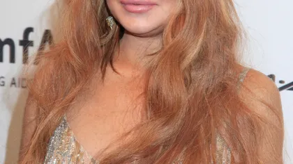 Apariţie DEZASTRUOASĂ a lui Lindsay Lohan: Haină de blană cu sandale şi cu părul ciufulit
