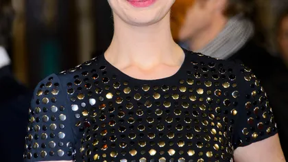 BAFTA 2013: Vedete care au impresionat pe covorul roşu. Anne Hathaway, apariţie spectaculoasă FOTO