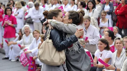 Parlamentul francez a dat liber căsătoriilor între persoane de acelaşi sex