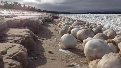 Fenomen ciudat în SUA: Bulgări gigantici de gheaţă, formaţi la marginea unui lac FOTO