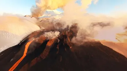 Spectacol unic în Kamchatka: Patru vulcani au erupt simultan VIDEO