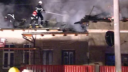 Incendiu puternic în Bucureşti. O casă a ars din cauza unei sobe VIDEO