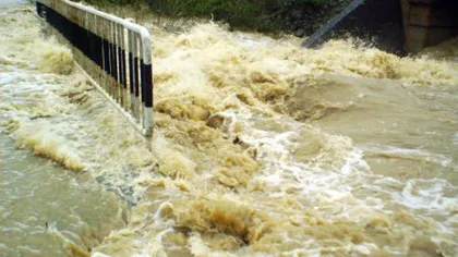 Avertizare de inundaţii pe râuri din trei judeţe din sud-vestul României