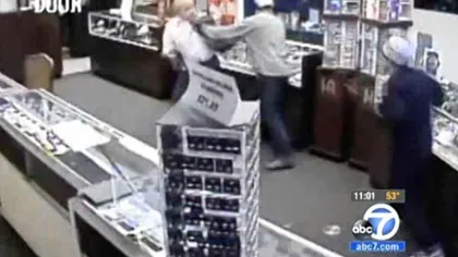 Un bătrân de 80 de ani a pus pe fugă doi hoţi care încercau să-l jefuiască VIDEO