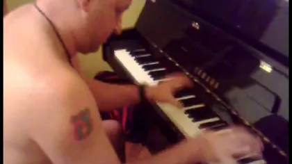 Madalin Voicu Junior, vedetă pe Youtube: Cântă la pian dezbrăcat, având emblema Stelei tatuată VIDEO