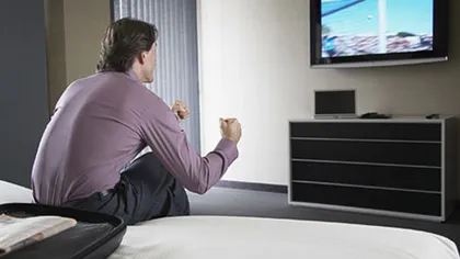 STUDIU: La ce pericol se expun bărbaţii care petrec mult timp în faţa televizorului