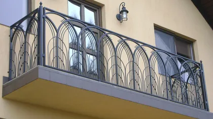 Doi tineri au căzut de la un balcon a cărui balustradă s-a rupt. Unul dintre ei este în comă