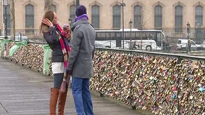 Îndrăgostiţii din Paris pun lacătele iubirii pe un pod, autorităţile le dau jos