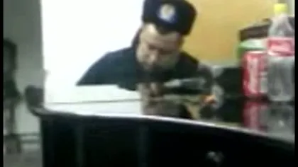 Poliţistul somnoros din Timişoara şi colegii care l-au filmat, daţi afară de Primărie