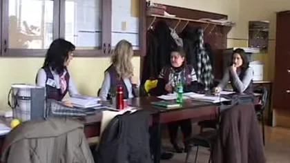 Profesorii unei şcoli din Arad poartă uniforme la fel ca cele ale elevilor VIDEO