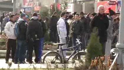 PROTEST al prietenilor elevului ucis în Târgovişte, în faţa Prefecturii Dâmboviţa VIDEO