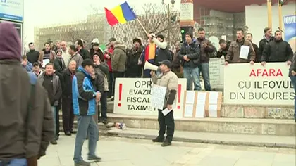 Taximetriştii din Capitală au protestat cu ouă la Universitate împotriva colegilor din Ilfov VIDEO