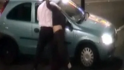 Şofer beat, scos cu forţa de un poliţist pe geamul maşinii VIDEO