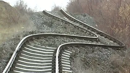 Trafic feroviar, blocat în Galaţi din cauza unei alunecări de teren VIDEO
