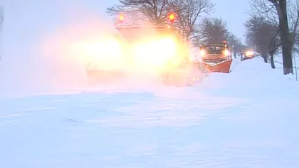 Zăpadă de jumătate de metru, TIR-uri blocate şi oameni disperaţi VIDEO