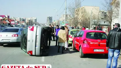 Un şofer din Craiova s-a răsturnat cu maşina din cauza unei guri de canal deteriorate VIDEO