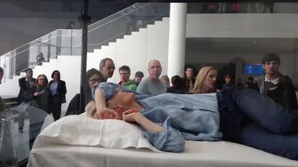 Actriţa Tilda Swinton a dormit la muzeu, într-un cub de sticlă