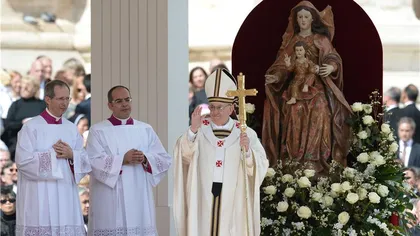 Papa Francisc a canonizat duminică primii sfinţi ai pontificatului său