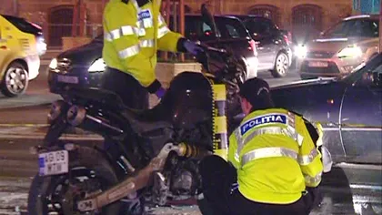 Accident grav în Bucureşti. O motocicletă şi un autoturism au luat foc VIDEO